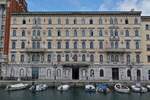 Gebude mit einer schnen Fassade, in dem ein Museum untergebracht ist, am Kanale Grande in Triest. 05.2025