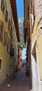 Bei einem Spaziergang durch Ria del Garda sind mir diese engen Gassen aufgefallen. 05.2025 (Handy Jeanne) 