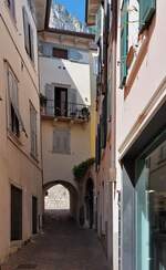 Bei einem Spaziergang durch Ria del Garda, sind mir diese engen Gassen aufgefallen. 05.2025 (Handy Jeanne) 