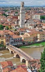 Die Bogenbrcke ber die Etsch ist die Ponte Pietra mit dem Dom Komplex in Verona. 05.2025