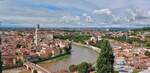 Blick aus dem Schlosshof des Castel San Pietro in Verona auf die Stadt Verona, die Kirche mit der Kuppel ist die Kirche San Giorgio, der Weie Turm gehrt zu Dom Komplex (Santa Maria Assunte) von Verona. Die Bogenbrcke ber die Etsch ist die Ponte Pietra. 05.02025