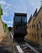 Standseilbahn vom Schlo Pietro, in betrieb von 1941 – 44, seit 2017 wieder im Betrieb, Lnge des Schrgaufzuges 180 m, Hhenunterschied zwischen den 2 Endhaltestellen 55 m, Steigung 36%. Es fhrt nur eine Kabine, in der Hlfte der Stecke gibt es noch eine Zwischenhaltestelle, Hin und Rckfahrt kosten im Jahr 2025 2. 05.2025