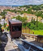 Die Kabine der Standseilbahn vom Schloß Pietro in Verona, hat die obere Plattform fast erreicht. 05.2025