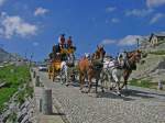 Natrlich kann man auch mit dem Fahrrad ber den Gotthard fahren...oder man gnnt sich den Luxus einer Postkutschenfahrt! Mit dem Fnfspnner gehts ber die alte Passtrasse von Andermatt nach Airolo. Auf der rund sechsstndigen Fahrt hat man sicher genug Zeit, die wunderbare Kulturlandschaft zu beobachten. (29.Juli 2009)