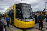 Die Vorserie der 50 Meter langen Flexity Berlin der zweiten Generation kommt nur langsam in Berlin an. Nachdem Wagen 5001 schon einige Monate auf dem Berliner Straenbahnnetz vorhanden, aber noch nicht einsetzbar. Auf der InnoTrans war mit Wagen 5003 ein weiteres Exemplar zu sehen.