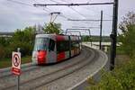 Der Straenbahntriebwagen 9121 ist bereits in der neuen Lackierung des Prager Verkehrsverbunds unterwegs. Am 23.04.2024 erreicht der Triebwagen die Station Krejcrek.
