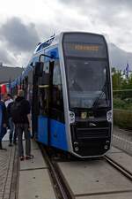 Diese Straenbahn vom Typ Pesa Twist ist fr den Straenbahn in Breslau vorgesehen. Wagen 3418 gehrt zu einer Serie von 40 Fahrzeugen, die durch die sehr stark verjngten Fahrzeugfronten sehr schmal wirken.