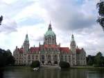 Das neue Rathaus von Hannover und der Maschteich im Maschpark.