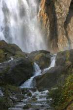 Wasser tost in der Tiefe an und sucht sich danach seinen Weg.
(November 2008)