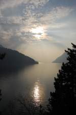 Sommerliche Sonne am 03.04.2009 ber dem Vierwaldsttter-See bei Brunnen