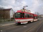 Tw 140 wartet an der Haltestelle Grlitzer Strae auf neue Fahrgste (20.03.2009)