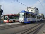 Tw 141 und Bus 255 warten am 22.09.09 an der Ampel auf Grn .