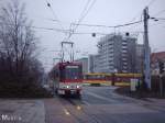 Tw 62 verdient sich sein Gnadenbrot auf der Linie 4. Im Hintergrund ist Tw 143 auf der Linie 3 unterwegs. (10.03.2004)