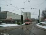 Tw 148 als Linie 4 kurz nach Verlassen der Haltestelle Stadthalle (20.02.2009)