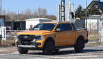Ein FORD RANGER WILDTRACK Pickup in der aktuellen Version am am 20.03.25 Höhe Bahnübergang Bahnhof Rodleben.