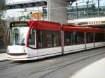 Combino der Linie 6  hat gerade die neue Hst. Hauptbahnhof verlassen, Erfurt Oktober 2009