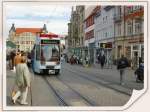 Niederflurwagen der Linie 5 Richtung Brhler garten auf dem Anger, Erfurt Oktober 2009