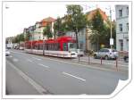 Niederflurwagen der Linie 5 in der Magdeburger Allee, Erfurt Oktober 2009