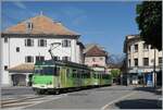 Der BDeh 4/4 311 mit seinem Bt 363 ist auf der Fahrt zum Bahnhof von Aigle und erreicht hier die Altstadt von Aigle, wo das Trasse der Bahn mitten auf der Strasse durch die engen Gassen führt.

27. Juli 2024