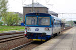 810 666 von Ceske Drahy bei der Durchfahrt im Bahnhof Sokolov am 9.4.24