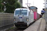 BR 383 435-5 von Metrans mit Containerzug bei der Durchfahrt HH-Bergedorf in Richtung Bchen. 9.Juli 2025