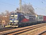 BR 383 001-5 von CD Cargo mit Containern bei der Durchfahrt MG-Neustadt. 8.Mrz 2025