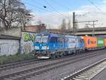 BR 383 019-7 (Vojtech Kryspin) von CD Cargo mit Containern bei der Durchfahrt HH-Harburg. 20.Dezember 2024