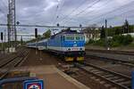 Mit einem aus nur vier Reisezugwagen bestehenden Rychlik aus Hradec Kralov erreicht 162 038 am Abend des 23.04.24 Praha-Libeň.