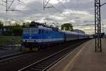 Mit einem klassischen Schnellzug in Richtung Brno verlsst 362 166 am Nachmittag des 23.04.24 Praha-Libeň.
