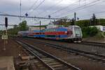 Auf der Fahrt in Richtung Česk Brod verlsst der Triebwagen 471 004 am 23.04.2024 Praha-Libeň.