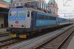 CD 362 131 steht miot zwei Verstrkerwagen fr den Zapadny-Express (Plzen--Praha) am 30 Mai 2025 in Plzen hl.n. und wartet der mit 10 Minuten verspteter Zapadny-Express aus Mnchen ab.
