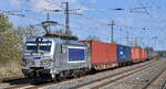 METRANS a.s., Praha [CZ] mit ihrer Vectron  383 416-5  [NVR-Nummer: 91 54 7383 416-5 CZ-MT] und einem Containerzug am 14.04.25 Höhe Bahnhof Saarmund.