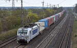METRANS a.s., Praha [CZ] mit ihrer Vectron  383 420-7  [NVR-Nummer: 91 54 7383 420-7 CZ-MT] und einem Containerzug am 14.04.25 Höhe Bahnhof Saarmund.