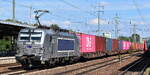 METRANS a.s., Praha [CZ] mit ihrer Vectron  383 429-8  [NVR-Nummer: 91 54 7383 429-8 CZ-MT] und einem Containerzug am 01.09.25 Höhe Bahnhof Schönefeld b. Berlin.