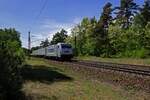 Ein groer Teil der Container, die 386 006 hier befrdert passen farblich fast genau zur silbernen Lackierung der Lokomotive. Am 21.05.25 rollt dieser Zug bei Ludwigsfelde in Richtung Osten.