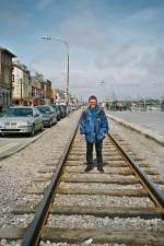 Htte es 2002 schon Bahnbilder.de gegeben, htte ich wohl kaum dieses Bild gewagt. Ich stehe mitten auf der IC Strecke Dublin - Rosslare - (Fhre - Frankreich)! Doch gilt es zu relativieren: Hier verkehrten nur drei Zugspaare pro Tag und durch Wexford verkehren die Zge nur mit geringer Geschwindigkeit, da die IC (!) Stecke z. T. fast als Straenbahn verkehrt. 
Wexford, Ireland, 2002
(Foto: Christine)