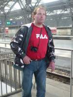 Hier sehen wir Rolf Ktteritzsch zum ersten Mal seit 1987 auf dem Leipziger Hbf! Wenn ich jetzt schreibe, wie jung und dynamisch er immer noch ist fr sein Alter, wird er gleich wieder ins Schwrmen geraten und auf seiner Wolke 7 davonfliegen... ;-)
