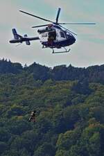 Bei einer Vorfhrung mit dem LAR Rettungshubschrauber, (LX-HMS), McDonnell Douglas, MD 900 Explorer, werden Beide Personen von der Plattform im See hochgehoben. 22.09.2024
