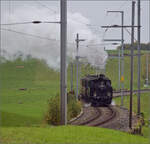 Das letzte Mal daheim in Schwarzenburg.

BSB Ed 3/4 51 auf ihrer Heimstrecke, bevor sie wegen ETCS ein Hausverbot bekommt. Hier im Feldmoos kurz vor der Einfahrt Schwarzenburg. Oktober 2025.