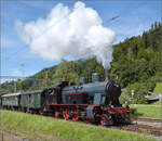 150 Jahre Tsstalbahn.

Der BT-Habersack Eb 3/5 9 fhrt in Bauma nach Hinwil ab. Immerhin ist der Bahnhof Bauma und das Gleis nebenan das Subjekt des Jubilums. September 2025.