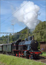 150 Jahre Tsstalbahn.

Der BT-Habersack Eb 3/5 9 fhrt in Bauma nach Hinwil ab. Immerhin ist der Bahnhof Bauma und das Gleis nebenan das Subjekt des Jubilums. September 2025.