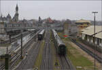 Weihnachtsmarktbesuch der EFZ.

Blick ber den Bahnhof Konstanz mit den abgestellten Wagen der DDF (schwere Umbau-Stahlwagen) und der EFZ mit den Wegmannwagen, einem Mitropa-Speisewagen und neu einem Schnellzughalbgepckwagen. Dezember 2024.