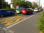 Autos auf der Busspur - nach der Eröffnung der A100 bis zum Treptower Park. Erstaunlicherweise klappt das gut, die Spur endet nach kurzer Zeit, auf der Elsenbrücke geht es dann einspurig weiter - die Vordrängler werden reingelassen. 1.9.2025 Berlin, Elsenstraße
