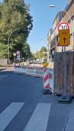 A100 - Die 1 km lange Umleitung für Radfahrer, die den Markgrafendamm nun auf einem Abschnitt nicht mehr befahren dürfen, ist für den Verkehr gesperrt, also auch für den Radverkehr. Links gibt es eine Straße, die wegen eines Abbiegegebots auch nicht zum Ziel führt. Persiusstraße Fahrtrichtung West 28.9.2025