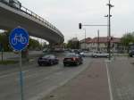 Unabhngig davon, dass ich heute hier die Fotos machen wollte, ereignete sich hier gestern nachmittag (17.4.2009) ein schwerer Fahrradunfall. Eine Radfahrerin wartete mit ihrer Enkelin an dieser Kreuzung und fuhr bei grn los. Dabei  bersah  ein rechtsabbiegender Lkw sie und berrollte sie - sie erlitt schwere Verletzungen. Die Enkelin blieb unverletzt. Trotz der Brcke, die den Geradeausverkehr weitgehend aufnimmt, sind hier anscheinend 3 Fahrspuren fr den Kraftverkehr notwendig, der Radverkehr muss auf einem Radweg fahren. Kein Wunder, dass hier genau das geschehen musste, was immer wieder auf den als  sicher  gepriesenen Radwegen geschieht. Auch die oft zu hrende Behauptung, dass Radfahrer bei grn  sicher  ber die Kreuzung kommen, stimmt bei solche Konstruktionen einfach nicht.