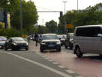 Der Radweg an der Elsenstraße war an dieser Stelle - einer von der Puschkinallee kommenden Einfahrt, schon immer problematisch. Die Fahrzeuge, die von (im Bild) links kommen, haben eine für sie grüne Ampel überquert, dann noch 30 Meter zurückgelegt, können aber wegen Rückstau nicht auf die Elsenstraße einfahren - und ignorieren Vorfahrt-beachten-Schild und Fahrradfurt, so dass hier in fast jeder Grünphase brenzlige Situationen entstehen. Hier hat sich jemand entschieden, den Radweg mit dem Auto zu nutzen, um sich einen Vorteil zu verschaffen. 1.9.2025, Elsenstraße