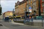 Das u-bahnhnliche Stuttgarter Stadtbahnfahrzeug verkehrt auf weiten oberirdisch durch die Straen. Die Hochflurbauweise bedingt dabei hohe Bahnsteige auch in relativ engen Straen, die stdtebaulich kaum vernnftig unterzubringen sind. Der Strae wird die urbane Qualitt genommen und mit solchen Betonkltzen, wie hier am Stckach vollgestellt. Die Stadt passt sich hier der Bahn an und nicht umgekehrt, wie es viele Beispiele neuer Straenbahnanlagen in Frankreich in vorbildlicher Weise zeigen. (Matthias)