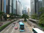 Hongkong ist verkehrstechnisch eine interessante Stadt. Auf allerengstem Raum gibt es viel Straenverkehr, viel PNV und einen erheblichen Anteil an Taxis (mit dem Vorteil hoher Fahrzeugauslastung und damit geringer Parkplatznutzung). Man hat sich hier klar fr einen starken Autoverkehr ausgesprochen, bietet allerdings attraktive Kompromisslsungen fr Fugnger an. Diese laufen hufig  im ersten Stock , also ber Brcken, durch Hochhuser, und das ber mehrere hundert Meter. Die verkehrsreichen Kreuzungen knnen so stress- und gefahrfrei berquert werden. Eine naheliegende Idee, die dennoch in Deutschland so gut wie gar nicht zu finden ist. 2007
