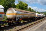 Vierachsiger Drehgestell 122 m³ Druckgaskesselwagen mit Sonnenschutzdach, 37 80 7824 094-2 D-VTG, der Gattung Zags (R), der VTG AG (Hamburg), laut Anschrift und Gefahrgut-Warntafel (23/1965) beladen mit Kohlenwasserstoffgas, Gemisch, verflü ...