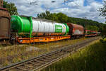 Vierachsiger Containertragwagen 33 85 4505 278-3 CH-WASCO der Gattung Sgmmns 54‘, für den Transport von intermodalen Ladeeinheiten und des Wascosa flex freight system (Wechselaufbauten), der Wascosa AG am 11 Juli 2025 im Zugverbund bei ein ...